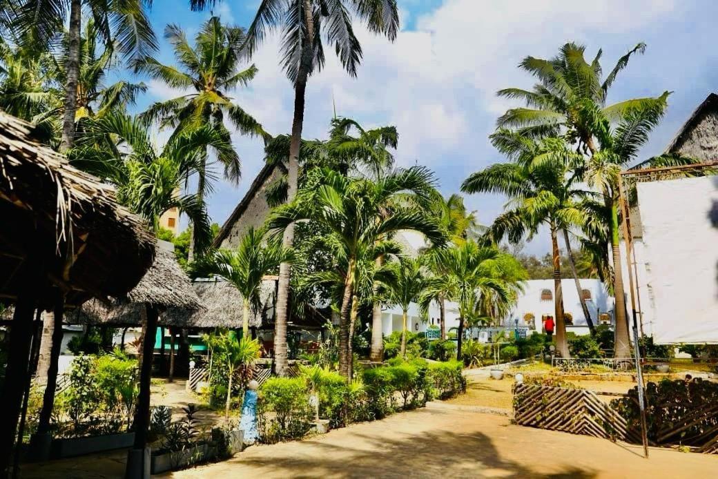 Papillon Garden Bar Villas Bamburi Eksteriør billede
