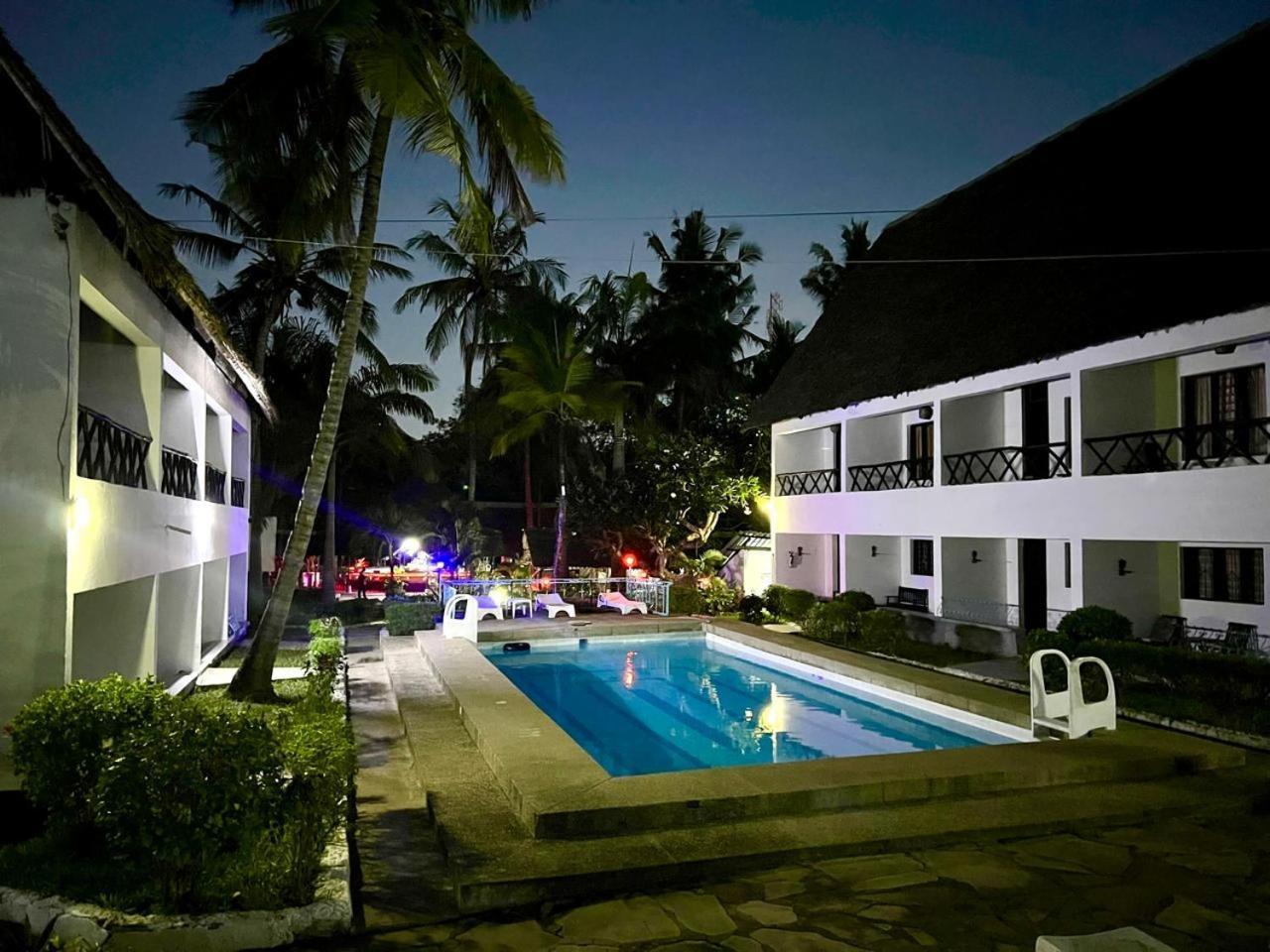 Papillon Garden Bar Villas Bamburi Eksteriør billede